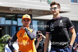 (L to R): Lando Norris (GBR) McLaren with George Russell (GBR) Mercedes AMG F1. 25.03.2022 Formula 1 World Championship, Rd 2, Saudi Arabian Grand Prix, Jeddah, Saudi Arabia, Practice Day.