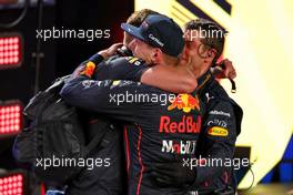 Race winner Max Verstappen (NLD) Red Bull Racing celebrates with the team in parc ferme. 27.03.2022. Formula 1 World Championship, Rd 2, Saudi Arabian Grand Prix, Jeddah, Saudi Arabia, Race Day.