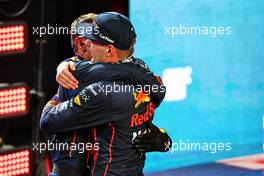 Race winner Max Verstappen (NLD) Red Bull Racing celebrates with the team in parc ferme. 27.03.2022. Formula 1 World Championship, Rd 2, Saudi Arabian Grand Prix, Jeddah, Saudi Arabia, Race Day.