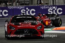 Charles Leclerc (MON) Ferrari F1-75 leads behind the Mercedes FIA Safety Car. 27.03.2022. Formula 1 World Championship, Rd 2, Saudi Arabian Grand Prix, Jeddah, Saudi Arabia, Race Day.
