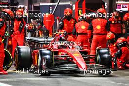 Carlos Sainz Jr (ESP) Ferrari F1-75 makes a pit stop. 27.03.2022. Formula 1 World Championship, Rd 2, Saudi Arabian Grand Prix, Jeddah, Saudi Arabia, Race Day.
