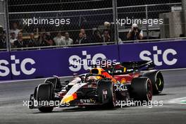 Max Verstappen (NLD) Red Bull Racing RB18 leads Charles Leclerc (MON) Ferrari F1-75. 27.03.2022. Formula 1 World Championship, Rd 2, Saudi Arabian Grand Prix, Jeddah, Saudi Arabia, Race Day.