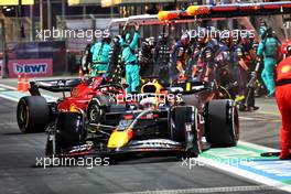 Max Verstappen (NLD) Red Bull Racing RB18 leaves the pits as Carlos Sainz Jr (ESP) Ferrari F1-75 makes a pit stop. 27.03.2022. Formula 1 World Championship, Rd 2, Saudi Arabian Grand Prix, Jeddah, Saudi Arabia, Race Day.