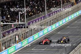 Charles Leclerc (MON) Ferrari F1-75 and Max Verstappen (NLD) Red Bull Racing RB18 battle for the lead of the race. 27.03.2022. Formula 1 World Championship, Rd 2, Saudi Arabian Grand Prix, Jeddah, Saudi Arabia, Race Day.
