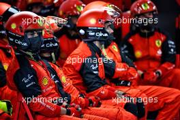 Ferrari mechanics. 27.03.2022. Formula 1 World Championship, Rd 2, Saudi Arabian Grand Prix, Jeddah, Saudi Arabia, Race Day.