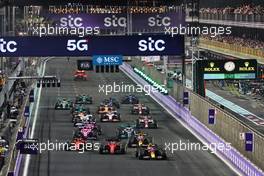 Sergio Perez (MEX) Red Bull Racing RB18 leads at the start of the race. 27.03.2022. Formula 1 World Championship, Rd 2, Saudi Arabian Grand Prix, Jeddah, Saudi Arabia, Race Day.