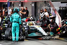 Lewis Hamilton (GBR) Mercedes AMG F1 W13 makes a pit stop. 27.03.2022. Formula 1 World Championship, Rd 2, Saudi Arabian Grand Prix, Jeddah, Saudi Arabia, Race Day.