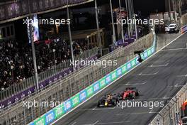 Max Verstappen (NLD) Red Bull Racing RB18 and Charles Leclerc (MON) Ferrari F1-75 battle for the lead of the race. 27.03.2022. Formula 1 World Championship, Rd 2, Saudi Arabian Grand Prix, Jeddah, Saudi Arabia, Race Day.