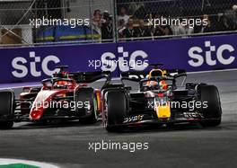 Max Verstappen (NLD) Red Bull Racing RB18 leads Charles Leclerc (MON) Ferrari F1-75. 27.03.2022. Formula 1 World Championship, Rd 2, Saudi Arabian Grand Prix, Jeddah, Saudi Arabia, Race Day.