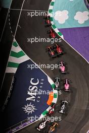 Sergio Perez (MEX) Red Bull Racing RB18 leads at the start of the race. 27.03.2022. Formula 1 World Championship, Rd 2, Saudi Arabian Grand Prix, Jeddah, Saudi Arabia, Race Day.