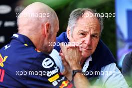 Gerhard Berger (AUT) with Adrian Newey (GBR) Red Bull Racing Chief Technical Officer. 26.03.2022. Formula 1 World Championship, Rd 2, Saudi Arabian Grand Prix, Jeddah, Saudi Arabia, Qualifying Day.