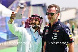 Christian Horner (GBR) Red Bull Racing Team Principal with fans. 26.03.2022. Formula 1 World Championship, Rd 2, Saudi Arabian Grand Prix, Jeddah, Saudi Arabia, Qualifying Day.