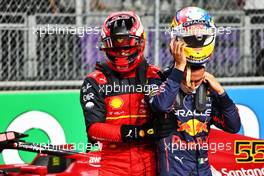 (L to R): Carlos Sainz Jr (ESP) Ferrari with pole sitter Sergio Perez (MEX) Red Bull Racing in qualifying parc ferme. 26.03.2022. Formula 1 World Championship, Rd 2, Saudi Arabian Grand Prix, Jeddah, Saudi Arabia, Qualifying Day.