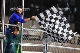 Circuit atmosphere - chequered flag is waved. 26.03.2022. Formula 1 World Championship, Rd 2, Saudi Arabian Grand Prix, Jeddah, Saudi Arabia, Qualifying Day.