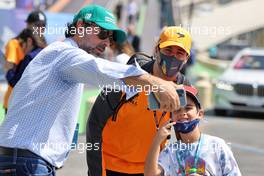 Daniel Ricciardo (AUS) McLaren with fans. 26.03.2022. Formula 1 World Championship, Rd 2, Saudi Arabian Grand Prix, Jeddah, Saudi Arabia, Qualifying Day.