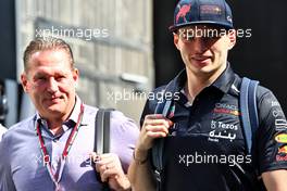 Max Verstappen (NLD) Red Bull Racing with his father Jos Verstappen (NLD). 26.03.2022. Formula 1 World Championship, Rd 2, Saudi Arabian Grand Prix, Jeddah, Saudi Arabia, Qualifying Day.