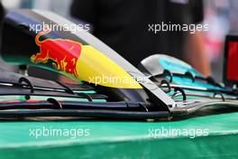 Red Bull Racing RB18 and Mercedes AMG F1 W13 front wing comparison. 26.03.2022. Formula 1 World Championship, Rd 2, Saudi Arabian Grand Prix, Jeddah, Saudi Arabia, Qualifying Day.