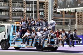 Circuit atmosphere - course workers. 24.03.2022. Formula 1 World Championship, Rd 2, Saudi Arabian Grand Prix, Jeddah, Saudi Arabia, Preparation Day.