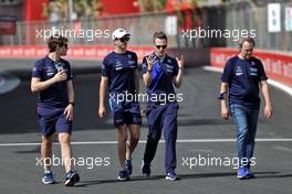 Nicholas Latifi (CDN) Williams Racing walks the circuit with the team. 24.03.2022. Formula 1 World Championship, Rd 2, Saudi Arabian Grand Prix, Jeddah, Saudi Arabia, Preparation Day.