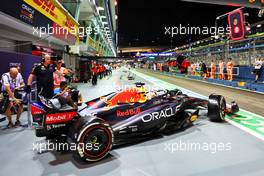 Max Verstappen (NLD) Red Bull Racing RB18 leaves the pits. 30.09.2022. Formula 1 World Championship, Rd 17, Singapore Grand Prix, Marina Bay Street Circuit, Singapore, Practice Day.