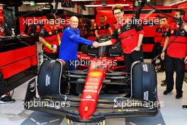 (L to R): Florin Talpes (ROM) Bitdefender CEO with Mattia Binotto (ITA) Ferrari Team Principal. 30.09.2022. Formula 1 World Championship, Rd 17, Singapore Grand Prix, Marina Bay Street Circuit, Singapore, Practice Day.