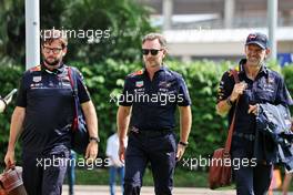 Christian Horner (GBR) Red Bull Racing Team Principal (Centre) and Adrian Newey (GBR) Red Bull Racing Chief Technical Officer (Right). 30.09.2022. Formula 1 World Championship, Rd 17, Singapore Grand Prix, Marina Bay Street Circuit, Singapore, Practice Day.