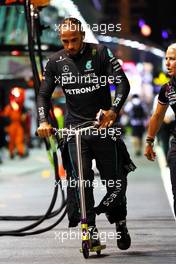 Lewis Hamilton (GBR) Mercedes AMG F1 on the grid. 02.10.2022. Formula 1 World Championship, Rd 17, Singapore Grand Prix, Marina Bay Street Circuit, Singapore, Race Day.