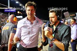 (L to R): Toto Wolff (GER) Mercedes AMG F1 Shareholder and Executive Director with Chris Medland (GBR) Journalist on the grid. 02.10.2022. Formula 1 World Championship, Rd 17, Singapore Grand Prix, Marina Bay Street Circuit, Singapore, Race Day.