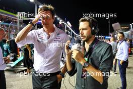 (L to R): Toto Wolff (GER) Mercedes AMG F1 Shareholder and Executive Director with Chris Medland (GBR) Journalist on the grid. 02.10.2022. Formula 1 World Championship, Rd 17, Singapore Grand Prix, Marina Bay Street Circuit, Singapore, Race Day.