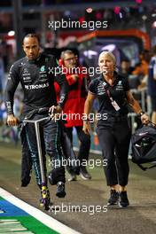 Lewis Hamilton (GBR) Mercedes AMG F1 with Angela Cullen (NZL) Mercedes AMG F1 Physiotherapist on the grid. 02.10.2022. Formula 1 World Championship, Rd 17, Singapore Grand Prix, Marina Bay Street Circuit, Singapore, Race Day.