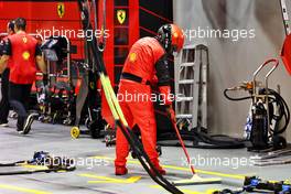 Ferrari mechanic in the pits. 02.10.2022. Formula 1 World Championship, Rd 17, Singapore Grand Prix, Marina Bay Street Circuit, Singapore, Race Day.