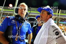 Fernando Alonso (ESP) Alpine F1 Team with Karel Loos (BEL) Alpine F1 Team Race Engineer on the grid. 02.10.2022. Formula 1 World Championship, Rd 17, Singapore Grand Prix, Marina Bay Street Circuit, Singapore, Race Day.