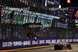 Race winner Sergio Perez (MEX) Red Bull Racing RB18 takes the chequered flag at the end of the race. 02.10.2022. Formula 1 World Championship, Rd 17, Singapore Grand Prix, Marina Bay Street Circuit, Singapore, Race Day.