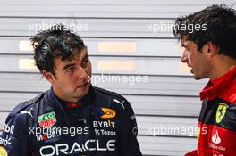 Sergio Perez (MEX), Red Bull Racing and Carlos Sainz Jr (ESP), Scuderia Ferrari  02.10.2022. Formula 1 World Championship, Rd 17, Singapore Grand Prix, Marina Bay Street Circuit, Singapore, Race Day.