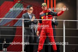 Carlos Sainz Jr (ESP) Ferrari celebrates his third position on the podium. 02.10.2022. Formula 1 World Championship, Rd 17, Singapore Grand Prix, Marina Bay Street Circuit, Singapore, Race Day.