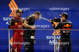 (L to R): Hugh Bird (GBR) Red Bull Racing Engineer celebrates on the podium with race winner Sergio Perez (MEX) Red Bull Racing. 02.10.2022. Formula 1 World Championship, Rd 17, Singapore Grand Prix, Marina Bay Street Circuit, Singapore, Race Day.