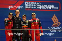 1st place Sergio Perez (MEX) Red Bull Racing RB18, 2nd place Charles Leclerc (MON) Ferrari F1-75 and 3rd place Carlos Sainz Jr (ESP) Ferrari F1-75. Hugh Bird (GBR) Red Bull Racing Engineer. 02.10.2022. Formula 1 World Championship, Rd 17, Singapore Grand Prix, Marina Bay Street Circuit, Singapore, Race Day.