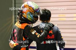 Sergio Perez (MEX), Red Bull Racing and Daniel Ricciardo (AUS), McLaren F1 Team  02.10.2022. Formula 1 World Championship, Rd 17, Singapore Grand Prix, Marina Bay Street Circuit, Singapore, Race Day.