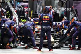 Max Verstappen (NLD) Red Bull Racing RB18 makes a pit stop. 02.10.2022. Formula 1 World Championship, Rd 17, Singapore Grand Prix, Marina Bay Street Circuit, Singapore, Race Day.