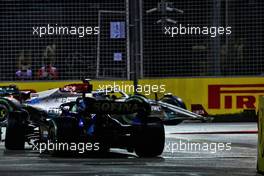 Alexander Albon (THA) Williams Racing FW44 returns to the circuit behind George Russell (GBR) Mercedes AMG F1 W13. 02.10.2022. Formula 1 World Championship, Rd 17, Singapore Grand Prix, Marina Bay Street Circuit, Singapore, Race Day.