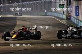 Max Verstappen (NLD) Red Bull Racing RB18 and Yuki Tsunoda (JPN) AlphaTauri AT03 battle for position. 02.10.2022. Formula 1 World Championship, Rd 17, Singapore Grand Prix, Marina Bay Street Circuit, Singapore, Race Day.