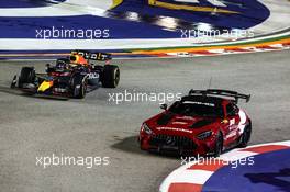 Safety car and Sergio Perez (MEX), Red Bull Racing  02.10.2022. Formula 1 World Championship, Rd 17, Singapore Grand Prix, Marina Bay Street Circuit, Singapore, Race Day.
