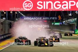 Sergio Perez (MEX) Red Bull Racing RB18 leads at the start of the race. 02.10.2022. Formula 1 World Championship, Rd 17, Singapore Grand Prix, Marina Bay Street Circuit, Singapore, Race Day.