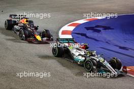 Lewis Hamilton (GBR), Mercedes AMG F1  and Max Verstappen (NLD), Red Bull Racing  02.10.2022. Formula 1 World Championship, Rd 17, Singapore Grand Prix, Marina Bay Street Circuit, Singapore, Race Day.