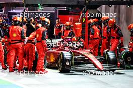 Carlos Sainz Jr (ESP) Ferrari F1-75 makes a pit stop. 02.10.2022. Formula 1 World Championship, Rd 17, Singapore Grand Prix, Marina Bay Street Circuit, Singapore, Race Day.
