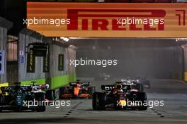 (L to R): Lance Stroll (CDN) Aston Martin F1 Team AMR22 and Max Verstappen (NLD) Red Bull Racing RB18 battle for position. 02.10.2022. Formula 1 World Championship, Rd 17, Singapore Grand Prix, Marina Bay Street Circuit, Singapore, Race Day.