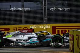 Lewis Hamilton (GBR) Mercedes AMG F1 W13 hits the tyre barrier. 02.10.2022. Formula 1 World Championship, Rd 17, Singapore Grand Prix, Marina Bay Street Circuit, Singapore, Race Day.