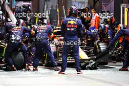 Sergio Perez (MEX) Red Bull Racing RB18 makes a pit stop. 02.10.2022. Formula 1 World Championship, Rd 17, Singapore Grand Prix, Marina Bay Street Circuit, Singapore, Race Day.