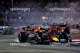 Sergio Perez (MEX) Red Bull Racing RB18 leads at the start of the race. 02.10.2022. Formula 1 World Championship, Rd 17, Singapore Grand Prix, Marina Bay Street Circuit, Singapore, Race Day.