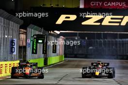 (L to R): Lando Norris (GBR) McLaren MCL36 and Max Verstappen (NLD) Red Bull Racing RB18 battle for position. 02.10.2022. Formula 1 World Championship, Rd 17, Singapore Grand Prix, Marina Bay Street Circuit, Singapore, Race Day.